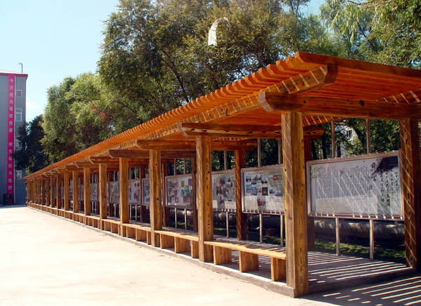 校園文化水泥仿木長(zhǎng)廊