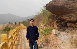 北京濱河森林公園仿木座椅、仿木欄桿安裝完成