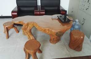 辦公室里制作了一個(gè)水泥仿木茶臺(tái)